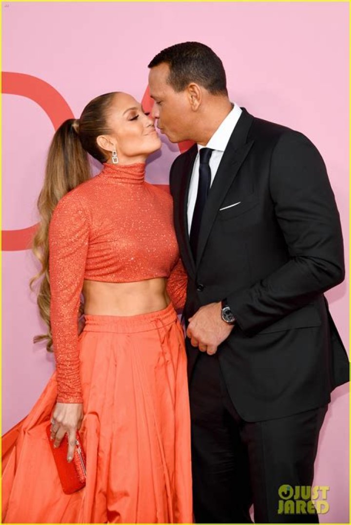 Alex Rodriguez Surprises Jennifer Lopez With Rose Petals, Candles & More For Lavish V Day: ‘I Love You’