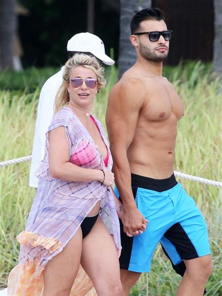 Britney Spears Wears Bikini In Hawaii With Sam Asghari After Hearing – Hollywood Life