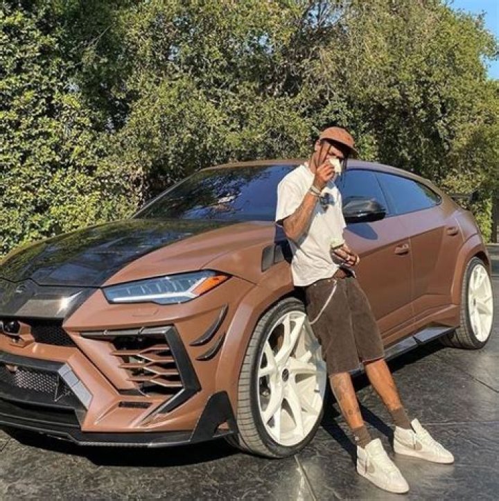 Chris Brown Shows Off Expensive Car Collection Featuring Lamborghinis – Hollywood Life
