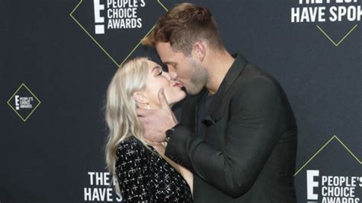 Colton Underwood & Cassie Randolph Passionately Kiss On People’s Choice Award Red Carpet — Pic