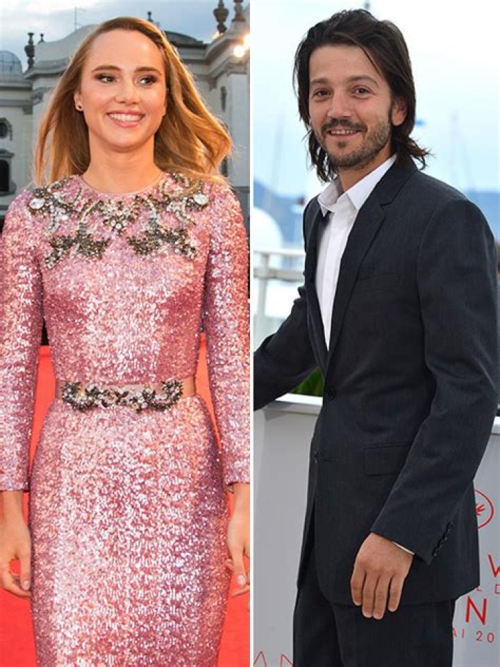 [PICS] Diego Luna Grabs Suki Waterhouse’s Butt On Romantic Mexican Getaway – Hollywood Life