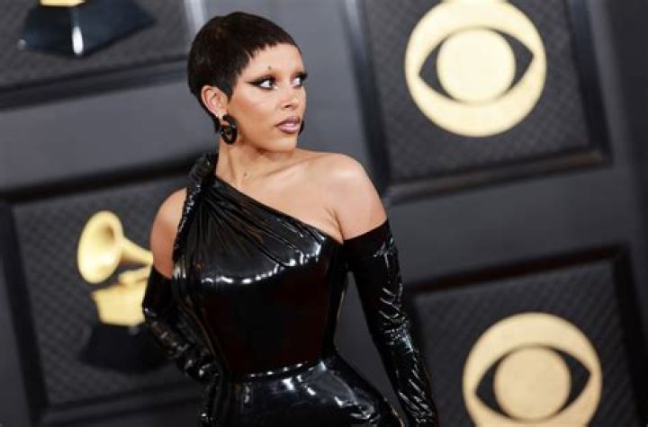 Doja Cat’s Breast Reduction & Liposuction – Hollywood Life