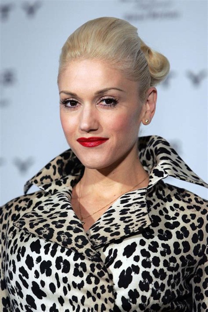 Gwen Stefani’s Black Hair — Love Or Loathe Her Dip-Dye Hair Makeover? – Hollywood Life