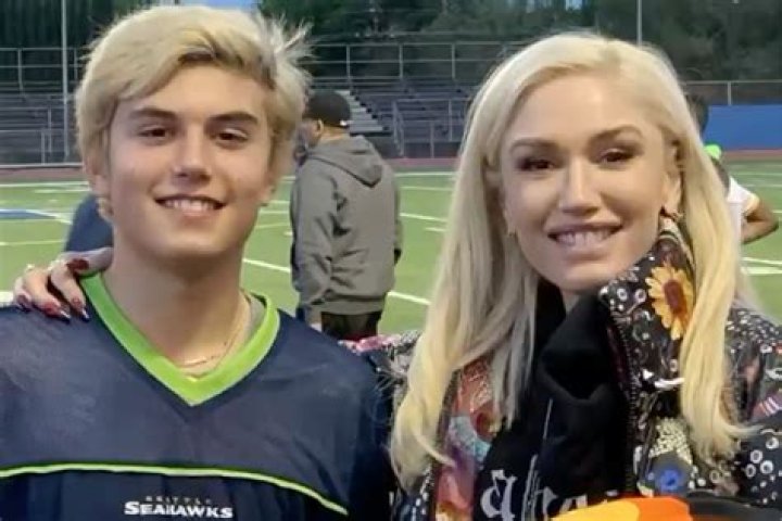 Gwen Stefani & Son Kingston, 16, Watch Apollo Play Football: Photos – Hollywood Life