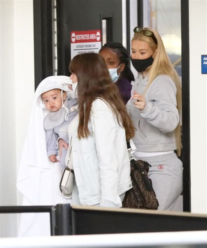 Iggy Azalea & Adorable Baby Onyx, 7 Mos., Fly Out Of Los Angeles Ahead Of Thanksgiving Holiday – Pic