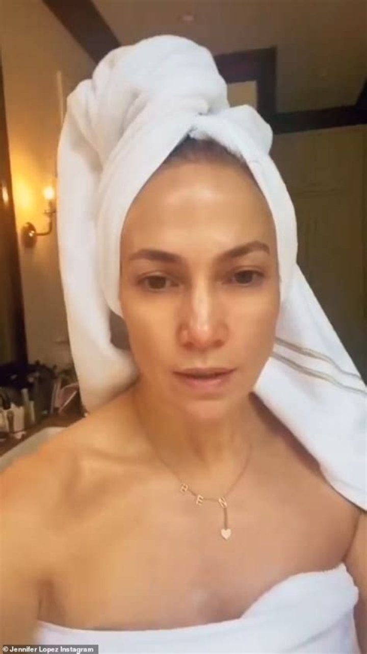 Jennifer Lopez Wears ‘Ben’ Affleck Necklace & Towel: Watch – Hollywood Life