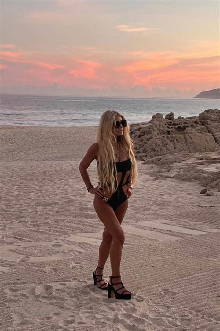 Jessica Simpson Rocks Sexy Swimsuit On Father’s Day Before Sharing Makeup-Free Selfie