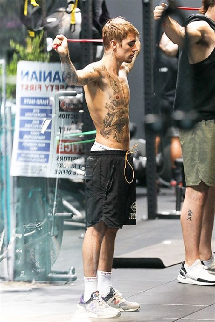 Justin Bieber Shows Off Toned Abs & Tattoos As He Works Out Shirtless — Pic