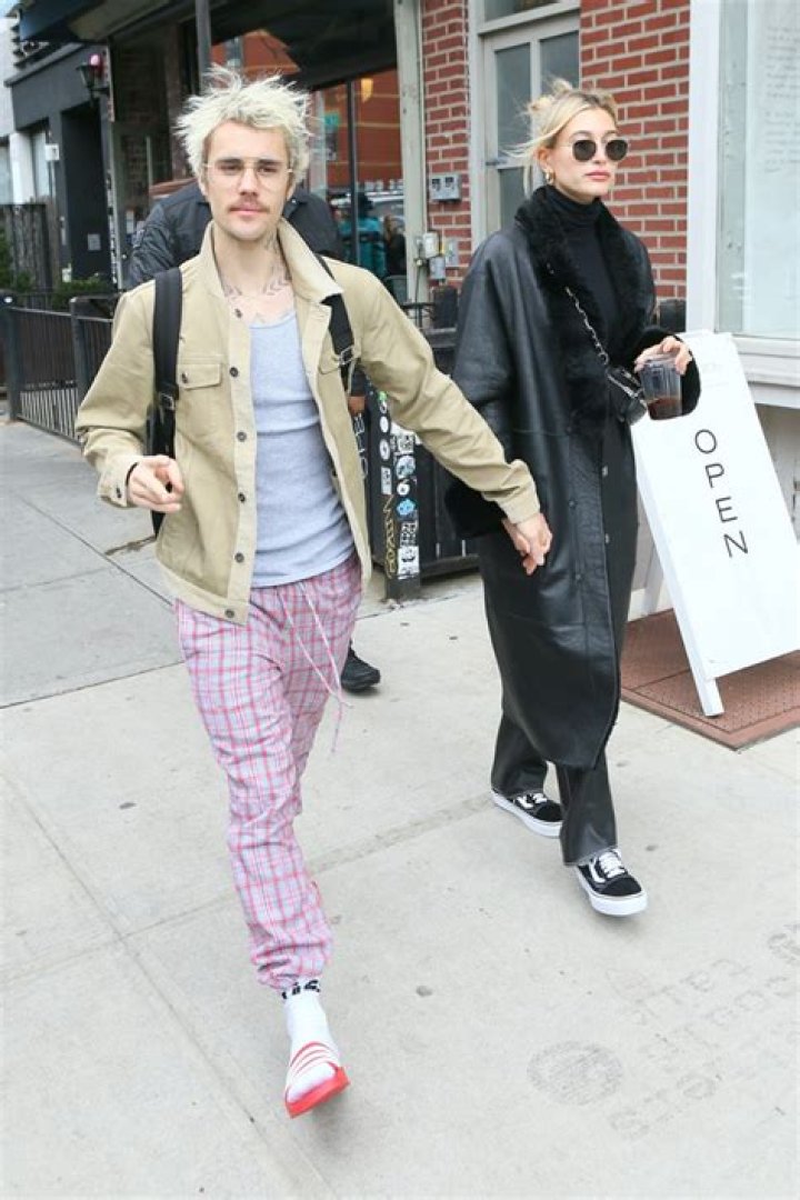 Justin Bieber Wears Pajama Pants Out In Brooklyn Hours Before SNL – Hollywood Life