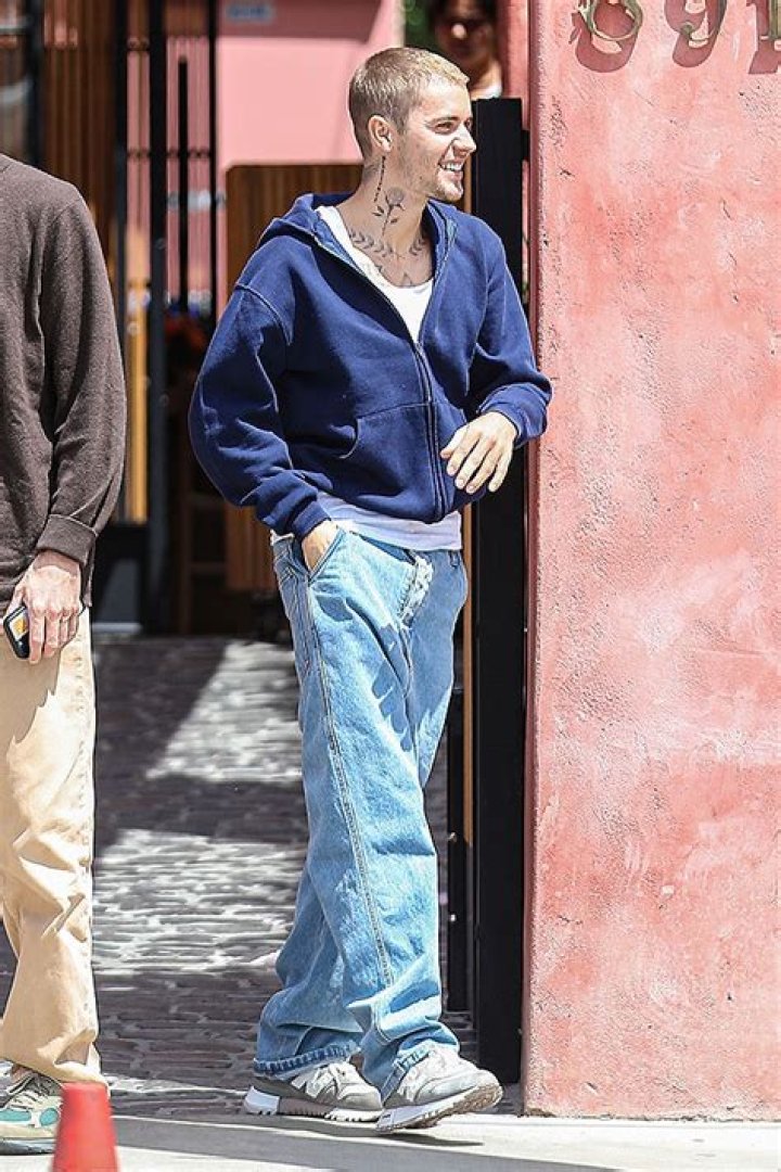 Justin Bieber Rocks Tank Top & Jeans While Out In Los angeles: Photos – Hollywood Life