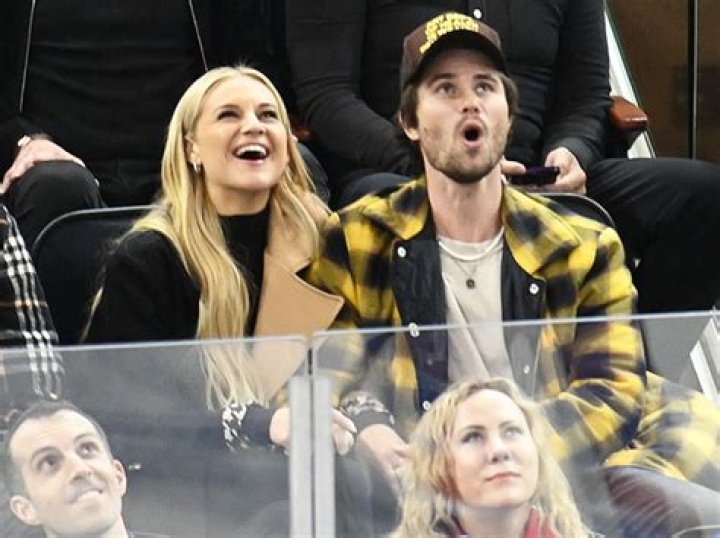 Kelsea Ballerini & Chase Stokes At New York Rangers Game: Photos – Hollywood Life