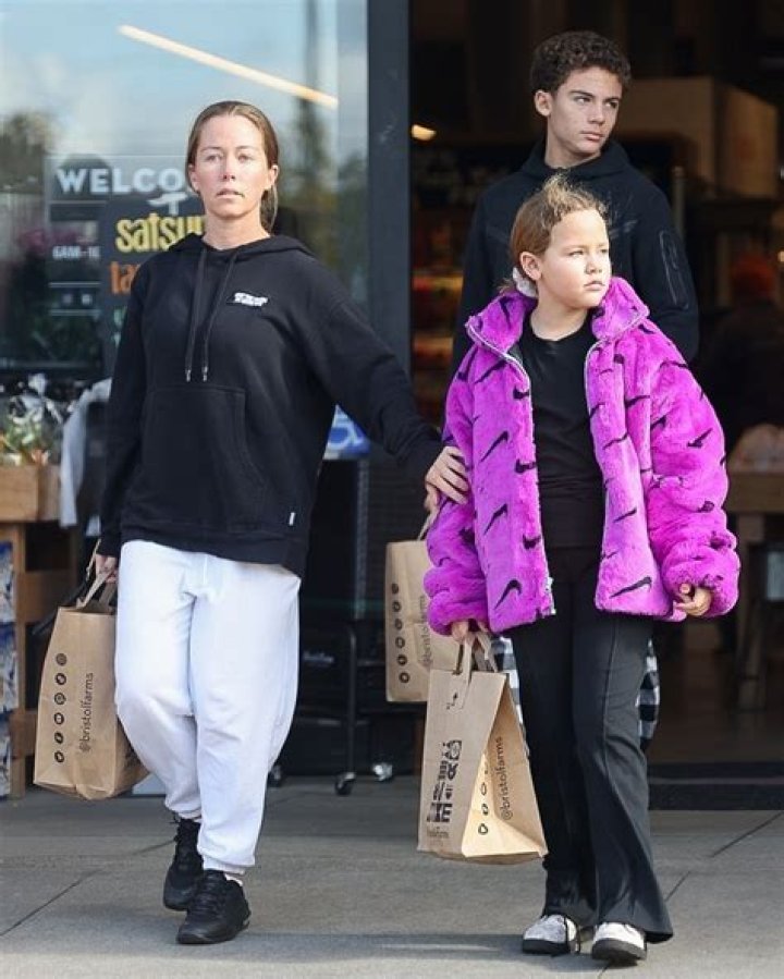 Kendra Wilkinson & Kids Go On Grocery Outing in Los Angeles: Photos – Hollywood Life