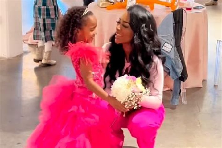 Kenya Moore Laughs As Her Daughter Brooklyn Sneezes In Cute Video – Hollywood Life
