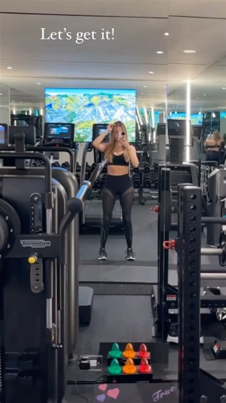 Khloe Kardashian Looks Fitter Than Ever Showing Off Her Abs In Stunning New Workout Pic
