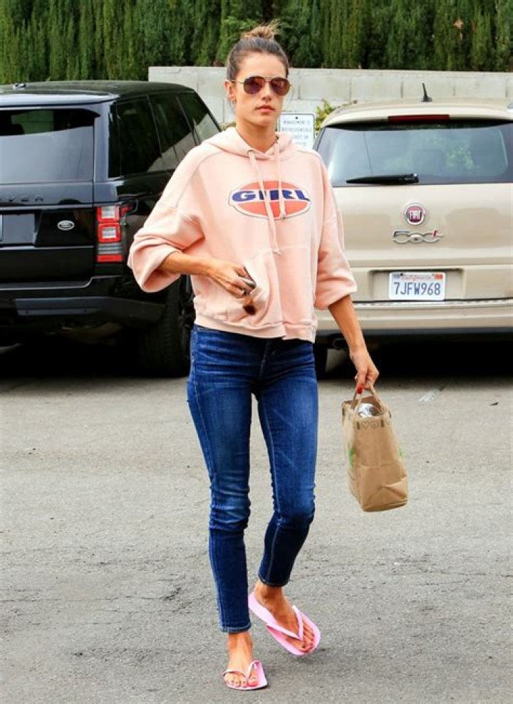 Celebrities Wearing Flip Flops — PICS