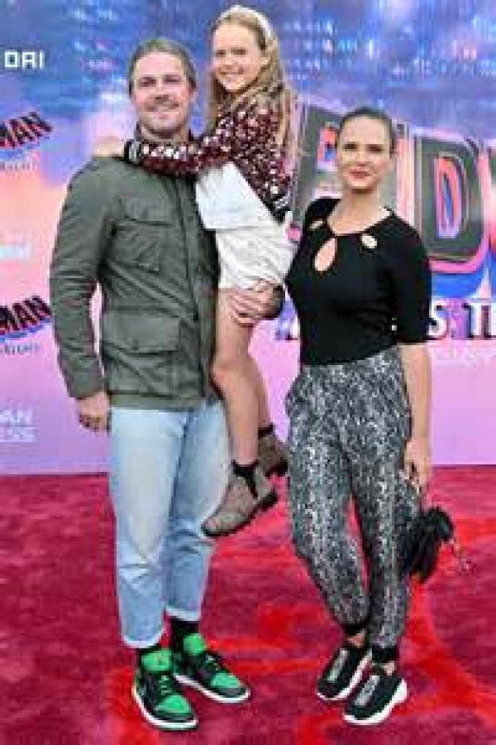 Stephen Amell’s Daughter Mavi Supports ‘Arrow’ With Cartoon Printed Onesie – Hollywood Life