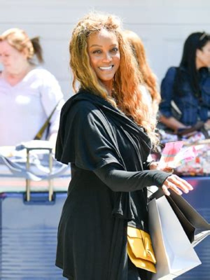 Tyra Banks Goes Makeup-Free & Shows Off Grey Hair In Natural Photos – Hollywood Life