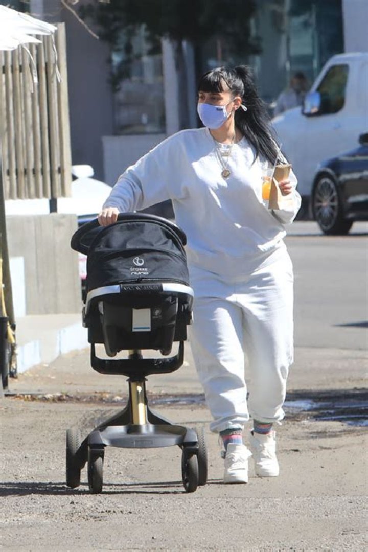 Usher & GF Jenn Goicoechea Out With Baby Sovereign: Photos – Hollywood Life